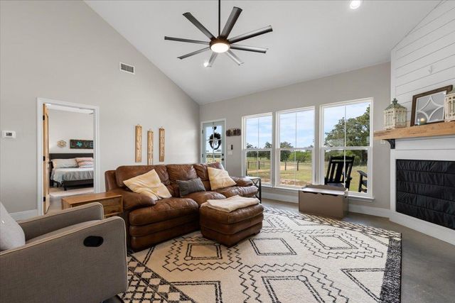 3389 Sparta Field RD, Waelder, TX 78959