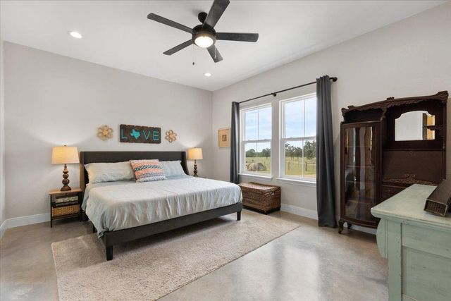 3389 Sparta Field RD, Waelder, TX 78959
