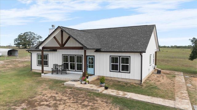 3389 Sparta Field RD, Waelder, TX 78959