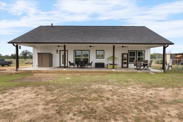 3389 Sparta Field RD, Waelder, TX 78959