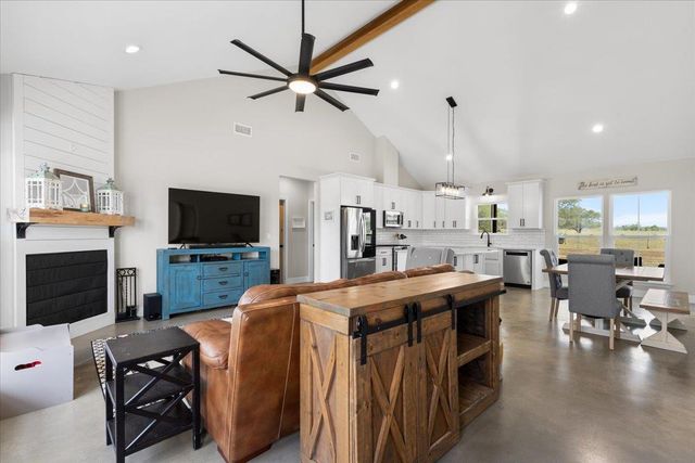 3389 Sparta Field RD, Waelder, TX 78959
