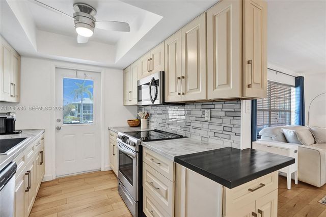 934 SE 9th Ave 17, Pompano Beach, FL 33060