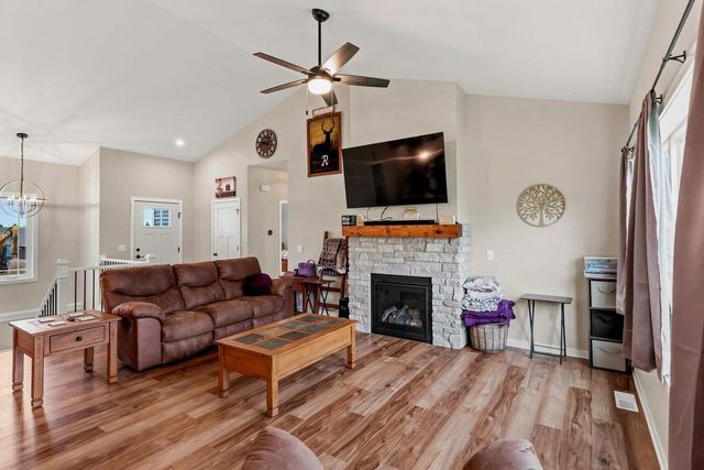 1074 Crystal LANE, Mayville, WI 53050