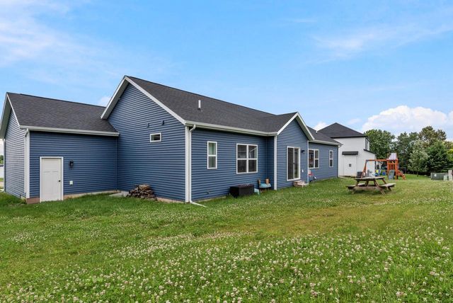 1074 Crystal LANE, Mayville, WI 53050