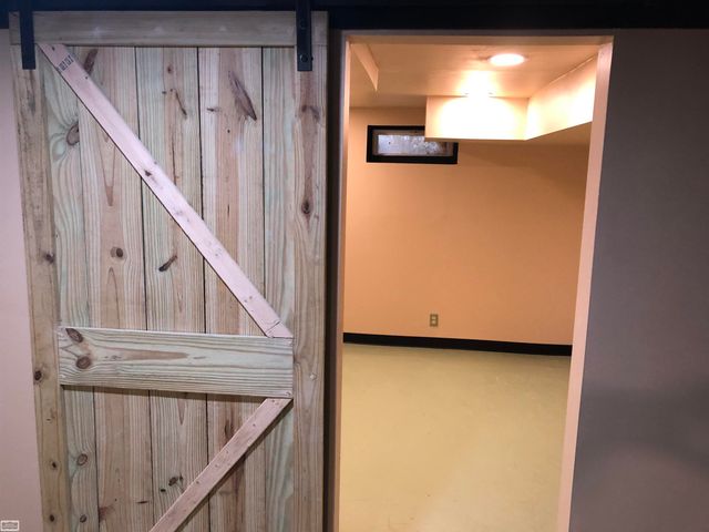 647 Crawford Street, Flint, MI 48507