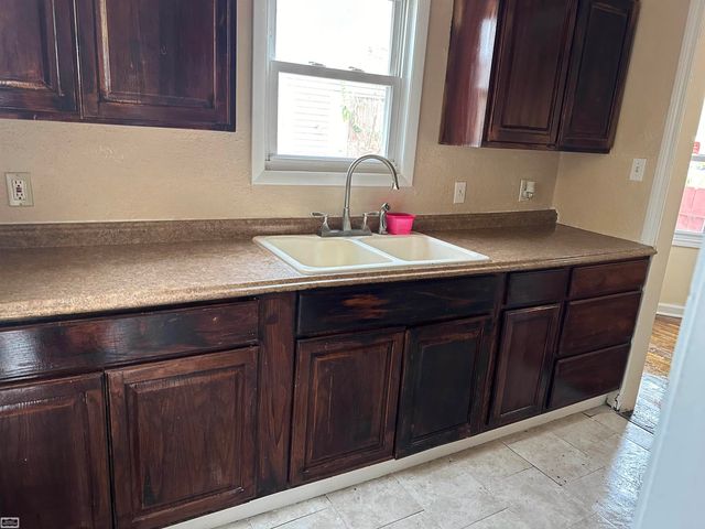 647 Crawford Street, Flint, MI 48507