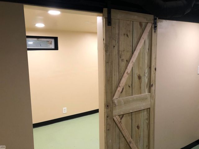 647 Crawford Street, Flint, MI 48507