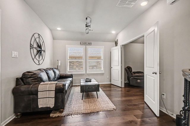 641 Kickapoo Court, Webster, TX 77598