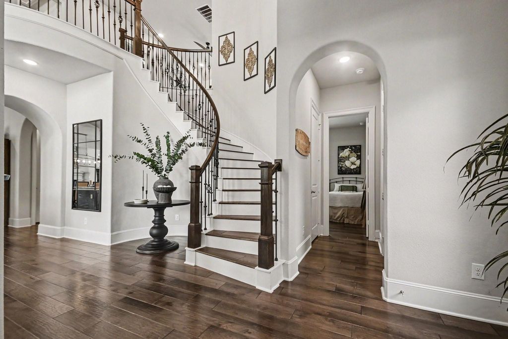 641 Kickapoo Court, Webster, TX 77598