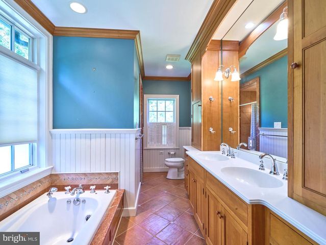 1045 LOWER PINE CREEK RD, Chester Springs, PA 19425