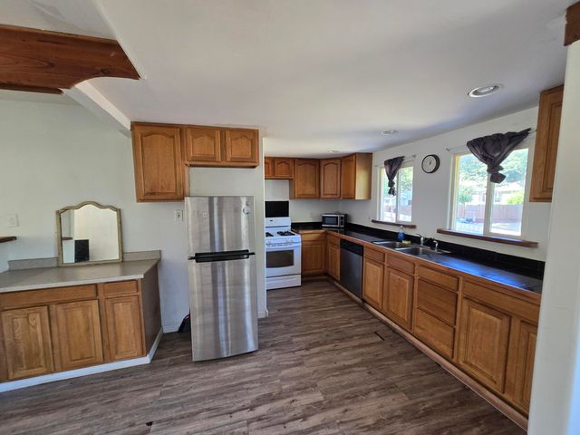 421 Par Avenue, Redway, CA 95560