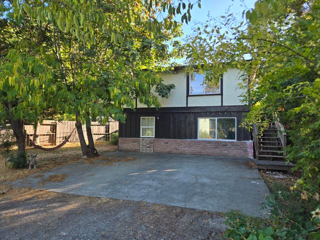 421 Par Avenue, Redway, CA 95560