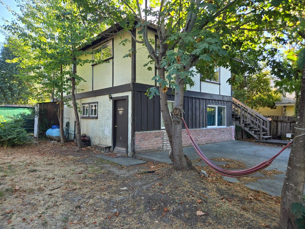 421 Par Avenue, Redway, CA 95560