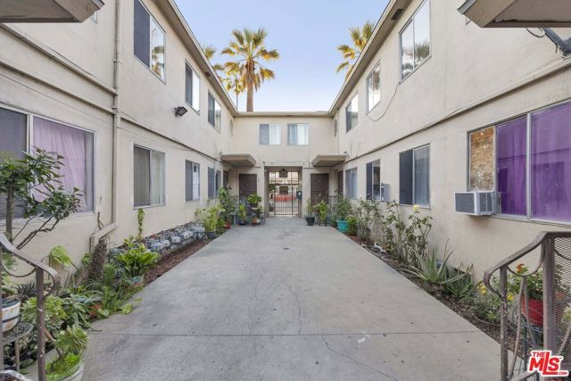 8118 S Western Avenue, Los Angeles, CA 90047