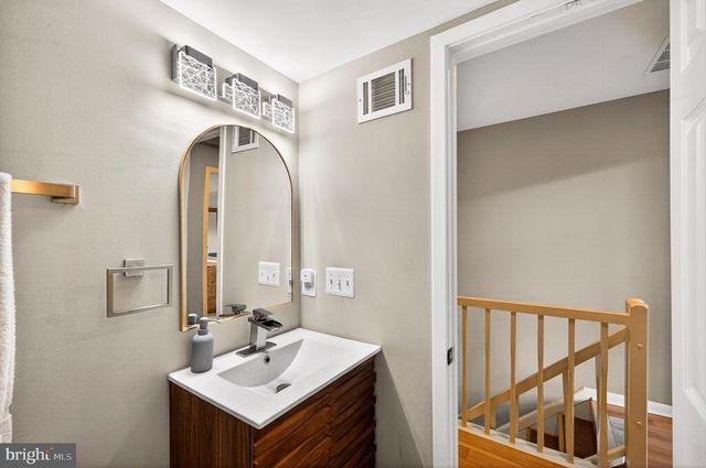 11103 LAKE CHAPEL LN, Reston, VA 20191