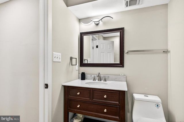 11103 LAKE CHAPEL LN, Reston, VA 20191