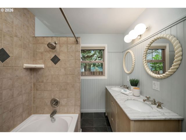 8675 Sw FAIRWAY Dr, Portland, OR 97225