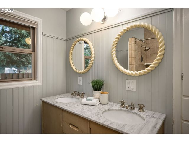 8675 Sw FAIRWAY Dr, Portland, OR 97225