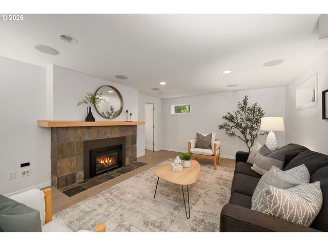 8675 Sw FAIRWAY Dr, Portland, OR 97225