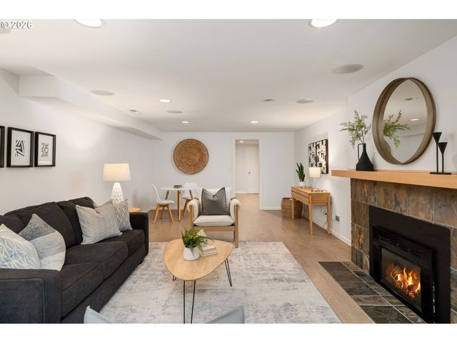 8675 Sw FAIRWAY Dr, Portland, OR 97225