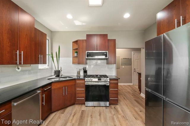 53268 Kakos Drive, New Baltimore, MI 48051