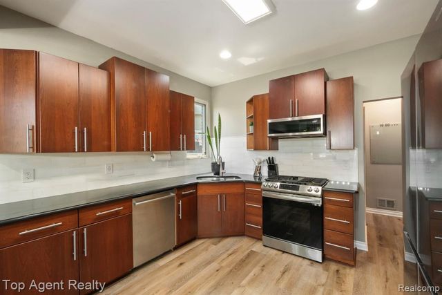 53268 Kakos Drive, New Baltimore, MI 48051