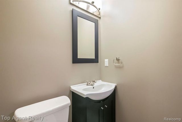 53268 Kakos Drive, New Baltimore, MI 48051