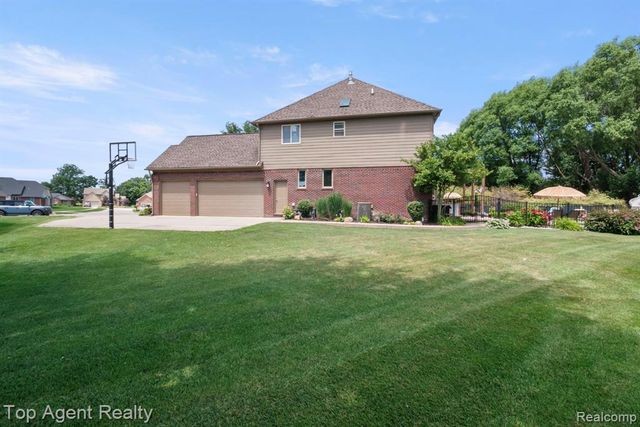 53268 Kakos Drive, New Baltimore, MI 48051
