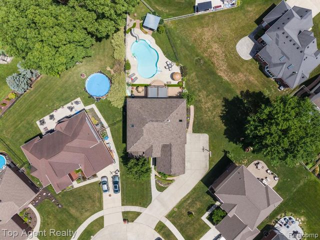 53268 Kakos Drive, New Baltimore, MI 48051