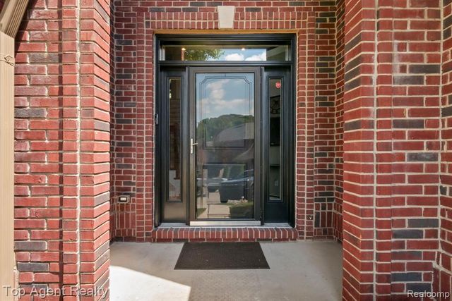 53268 Kakos Drive, New Baltimore, MI 48051