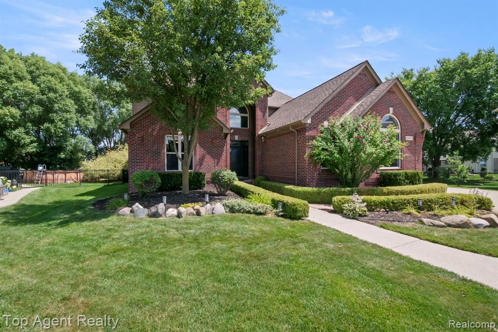 53268 Kakos Drive, New Baltimore, MI 48051