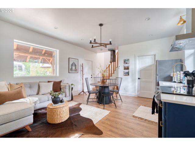 67930 E STAGE STOP Rd, Welches, OR 97067