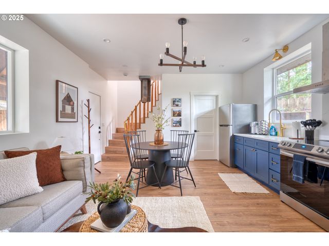 67930 E STAGE STOP Rd, Welches, OR 97067