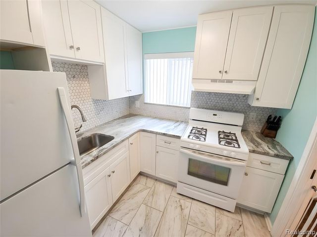 9921 Middlebelt Road 32, Livonia, MI 48150
