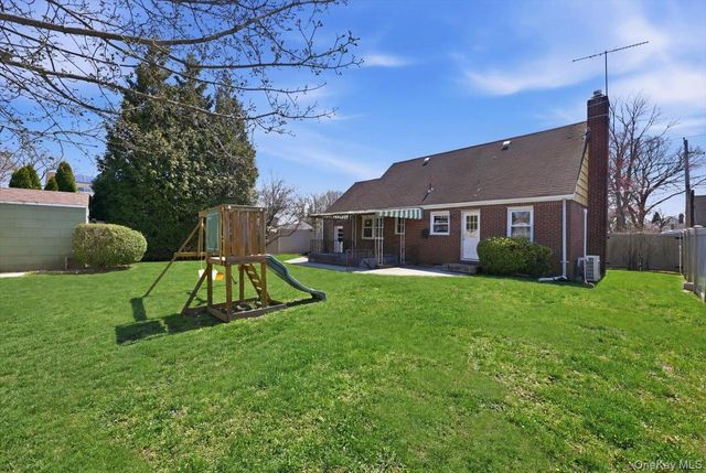 1719 William Street, Merrick, NY 11566
