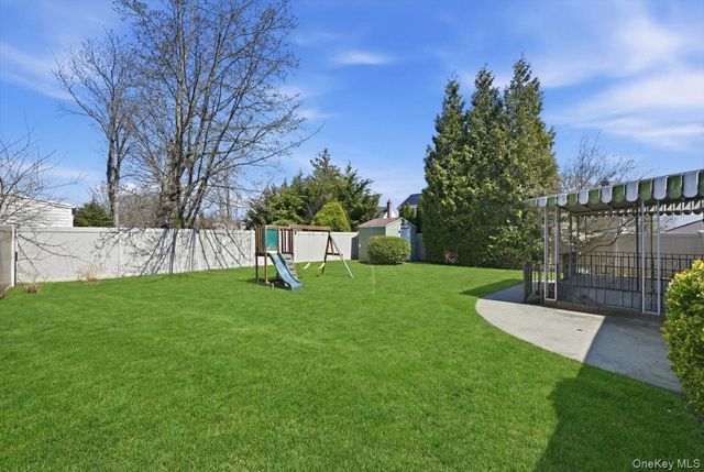 1719 William Street, Merrick, NY 11566