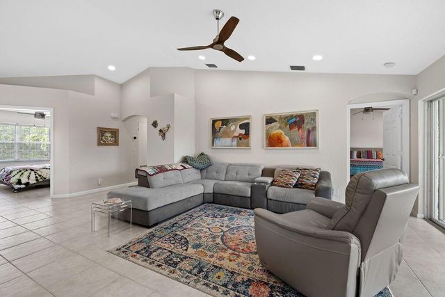 8050 Aberdeen Drive 202, Boynton Beach, FL 33472