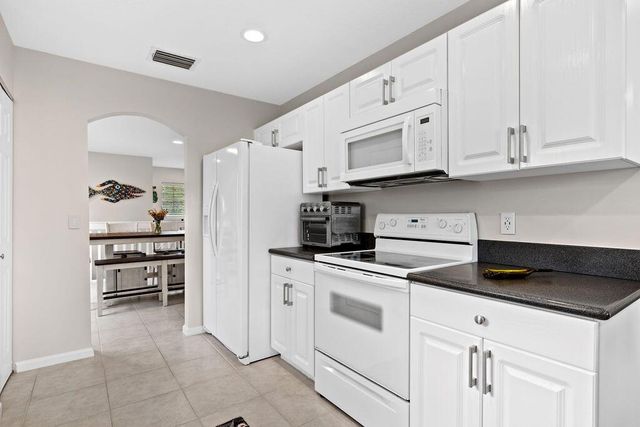 8050 Aberdeen Drive 202, Boynton Beach, FL 33472