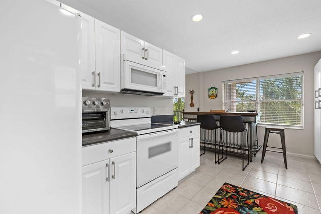 8050 Aberdeen Drive 202, Boynton Beach, FL 33472
