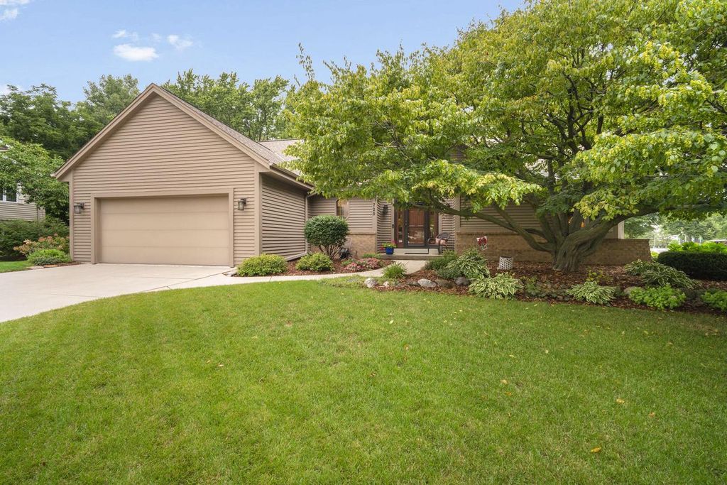 720 Schloemer DRIVE, West Bend, WI 53095
