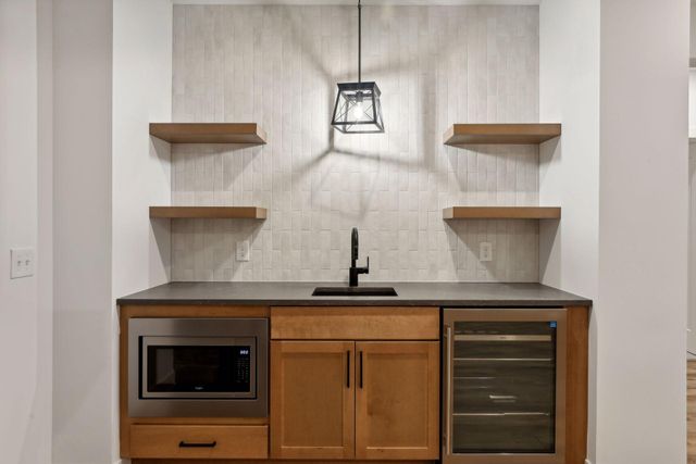 2415 Laurie Court W, Roseville, MN 55113