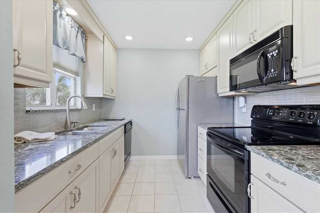 Image 16 of property listing at 879 AUDUBON DRIVE 879, Bradenton, FL 34209