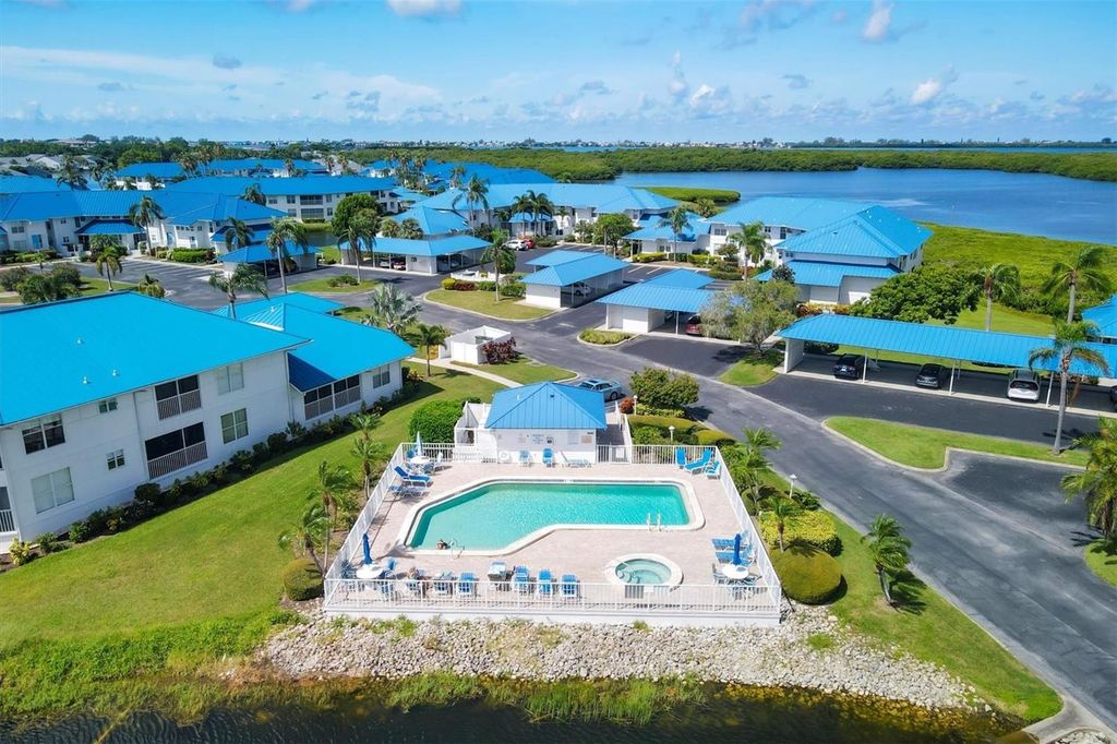 Image 4 of property listing at 879 AUDUBON DRIVE 879, Bradenton, FL 34209
