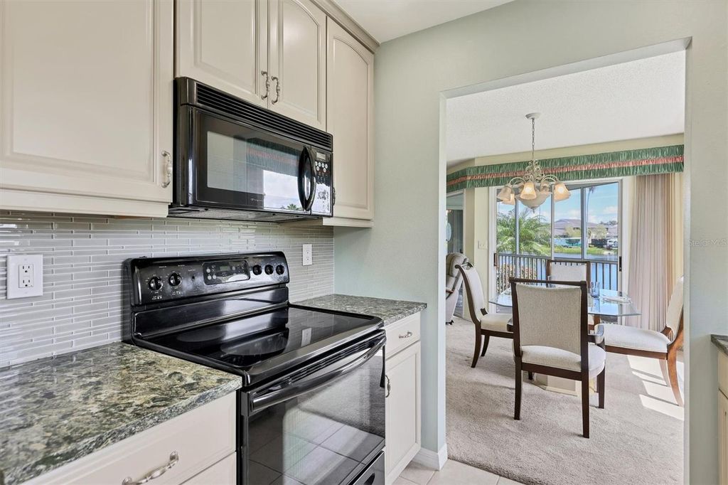 Image 7 of property listing at 879 AUDUBON DRIVE 879, Bradenton, FL 34209