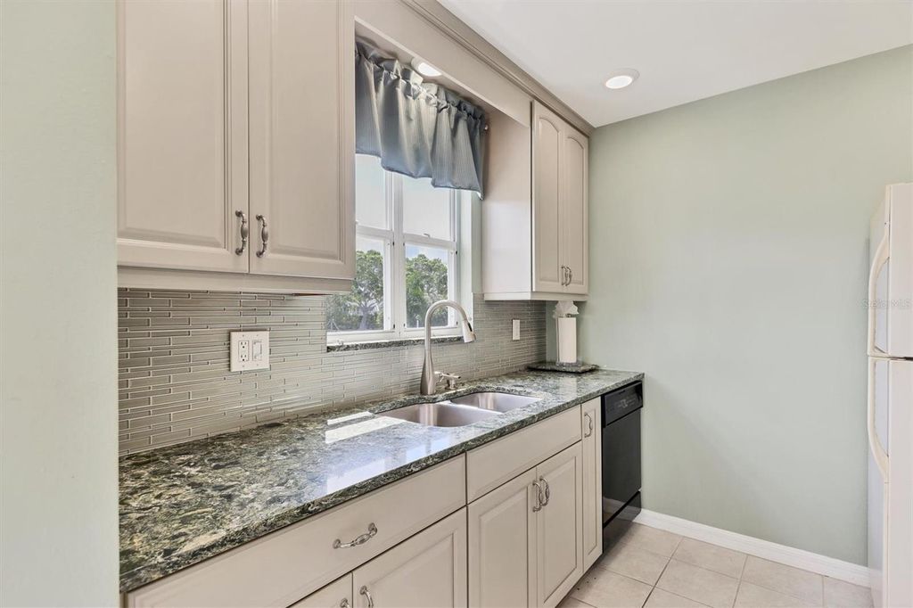 Image 8 of property listing at 879 AUDUBON DRIVE 879, Bradenton, FL 34209