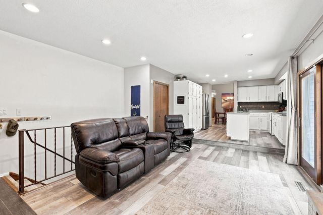 6649 Buckingham Road, Woodbury, MN 55125