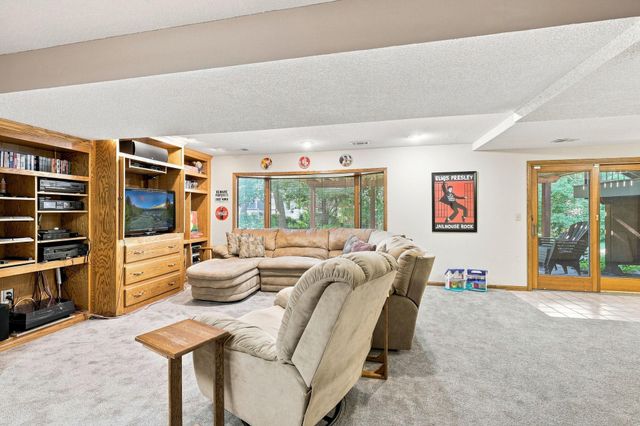 6649 Buckingham Road, Woodbury, MN 55125