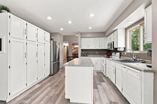 6649 Buckingham Road, Woodbury, MN 55125