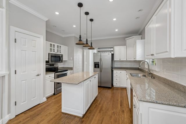 230 Harding Pl, Nashville, TN 37205