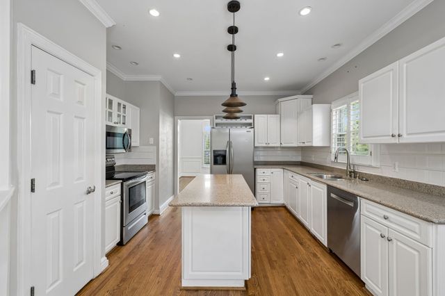 230 Harding Pl, Nashville, TN 37205